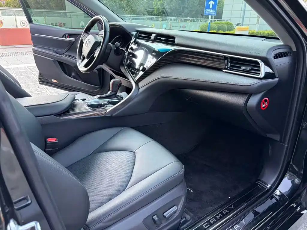 Toyota Camry 2019 — фото 9