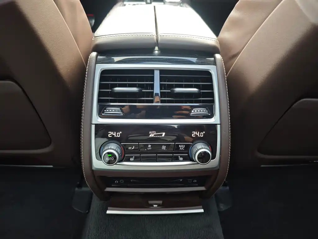 BMW 7 Series 2018 — фото 16
