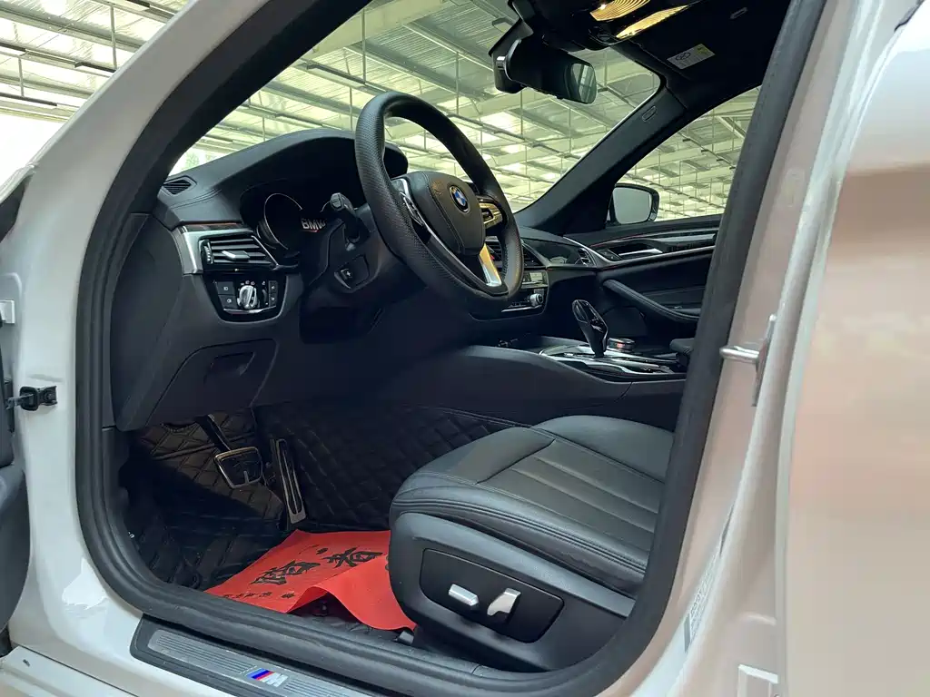 BMW 5 Series 2018 — фото 10