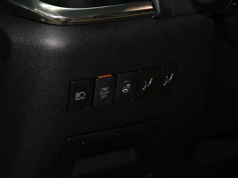 Toyota Alphard 2023 — фото 23
