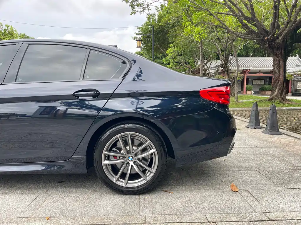 BMW 5 Series 2019 — фото 23