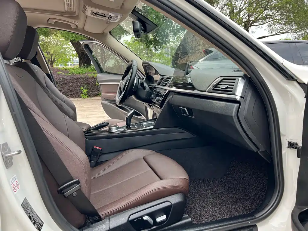 BMW 3 Series 2018 — фото 13