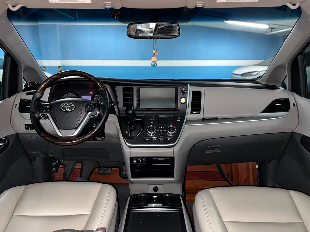 Toyota Sienna 2017 — фото 10