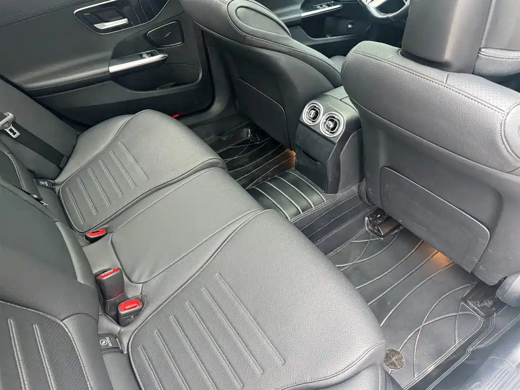 Mercedes-Benz C-Class 2023 — фото 14