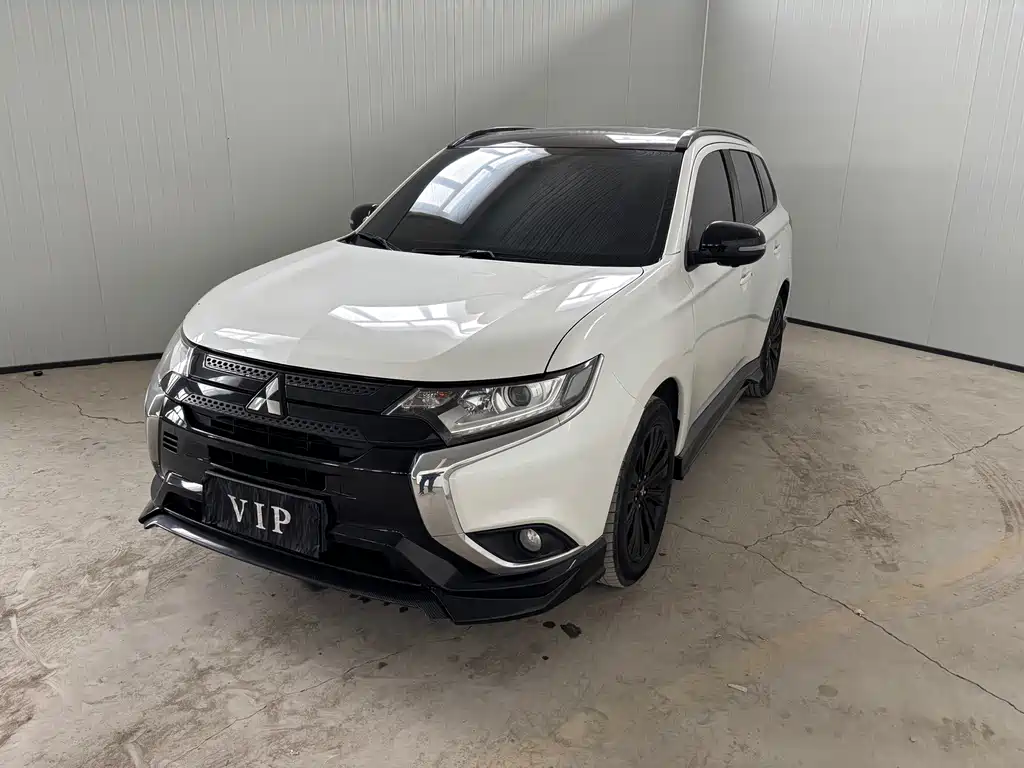 Mitsubishi Outlander 2022 — фото 1
