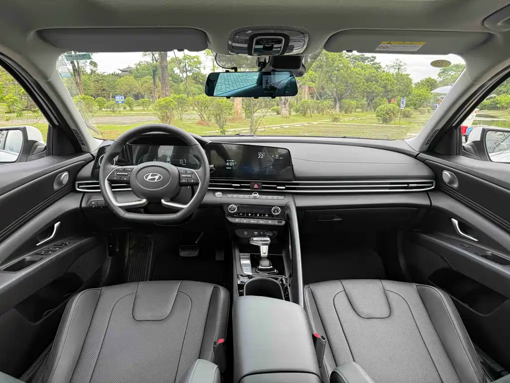 Hyundai Elantra 2025