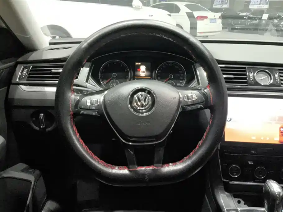 Volkswagen Passat 2017 — фото 15