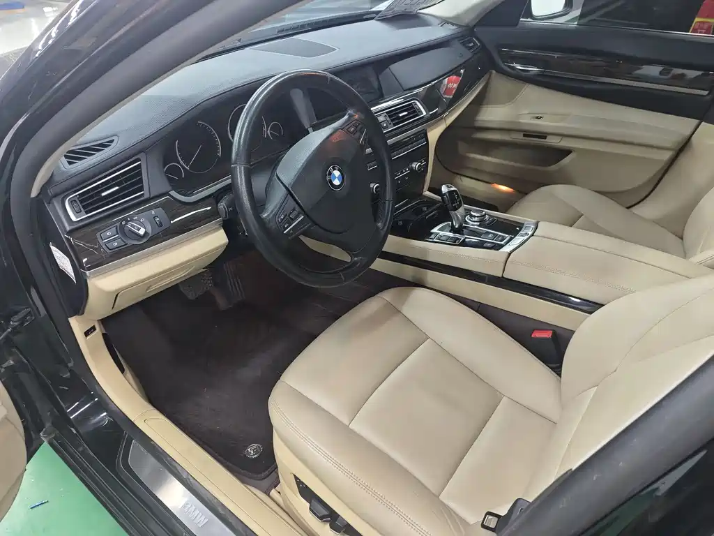 BMW 7 Series 2010 — фото 9