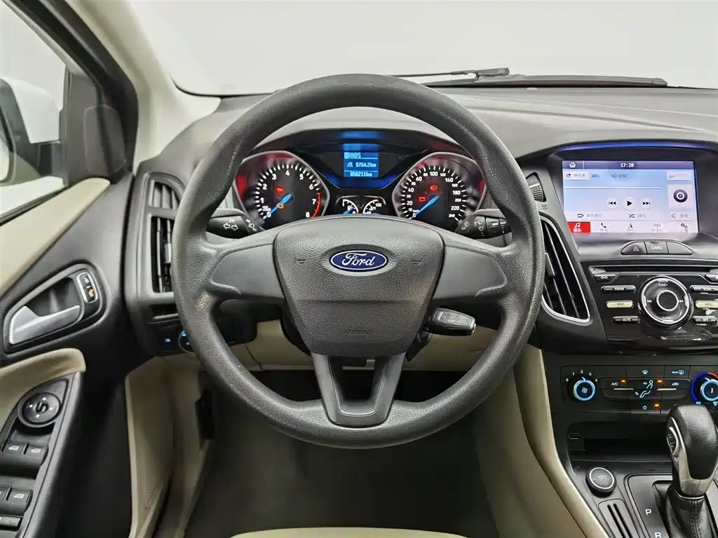 Ford Focus 2018 — фото 11