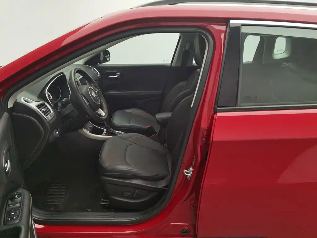 Jeep Compass 2018 — фото 10