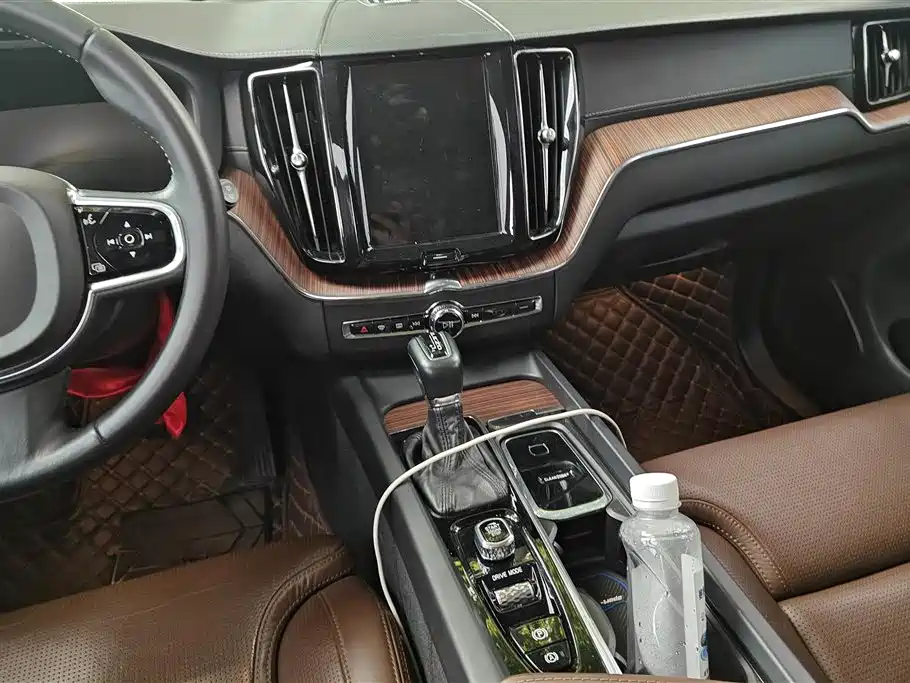 Volvo XC60 2018 — фото 16