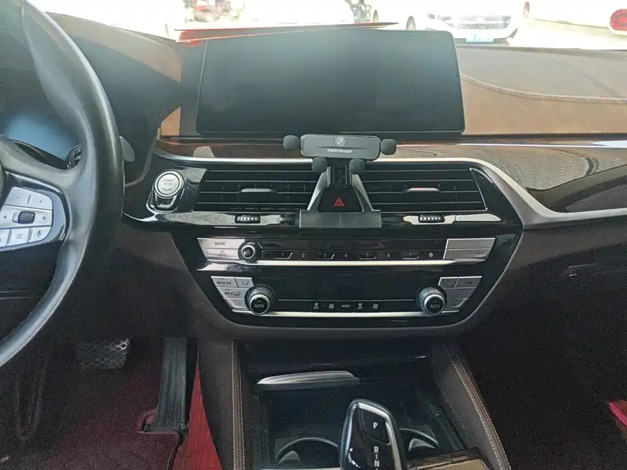 BMW 5 Series 2020 — фото 13
