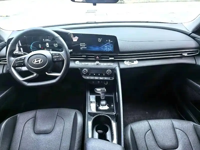 Hyundai Elantra 2023 — фото 4