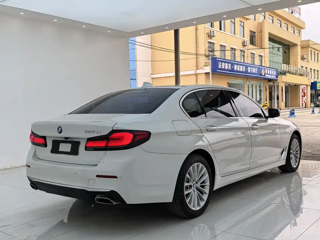 BMW 5 Series 2022 — фото 17