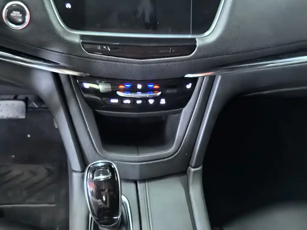 Cadillac XT5 2022 — фото 10