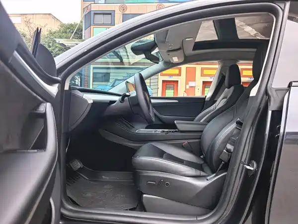 Tesla Model Y 2024
