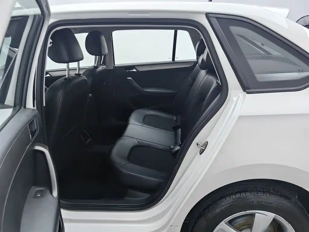 Skoda Rapid Spaceback 2015 — фото 15