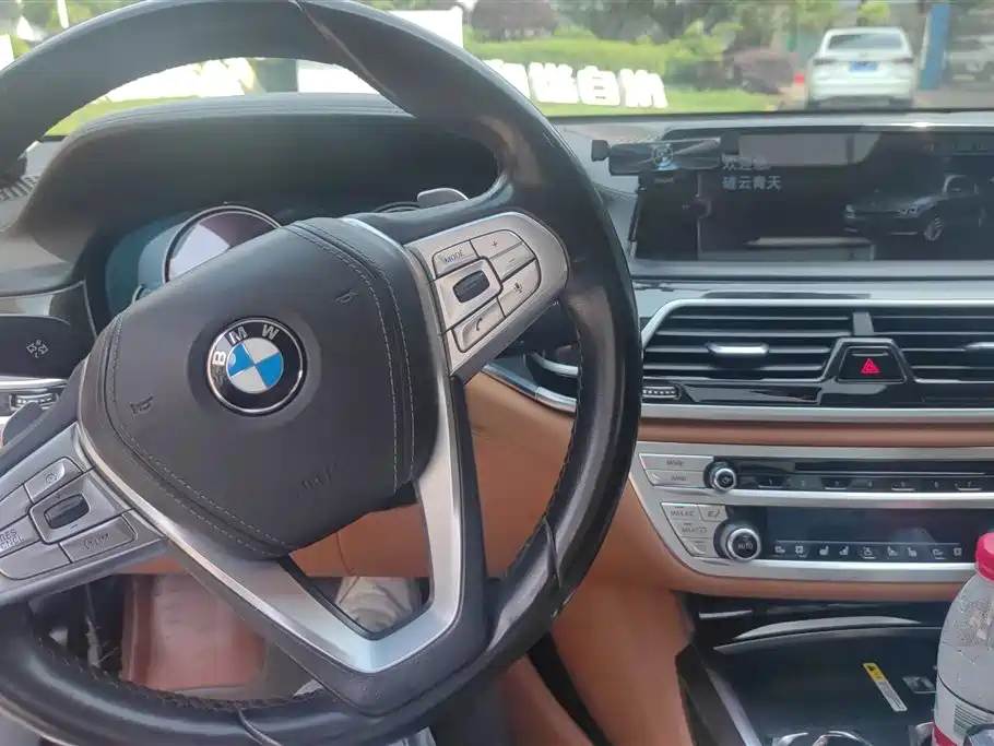 BMW 7 Series 2017 — фото 12