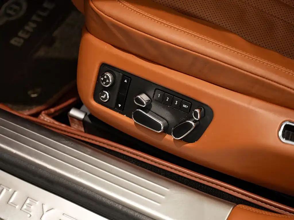 Bentley Flying Spur 2018 — фото 24