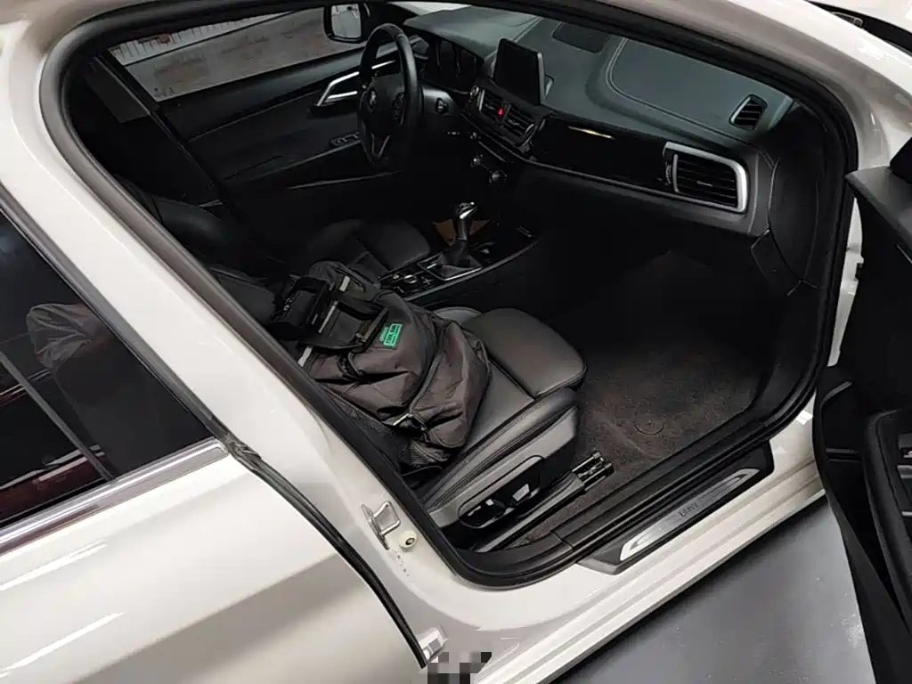 BMW 1 Series 2019 — фото 11
