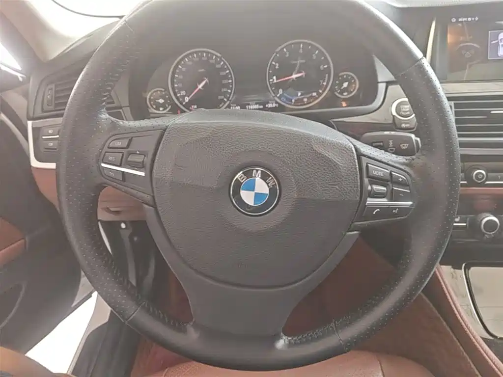 BMW 5 Series 2014 — фото 11