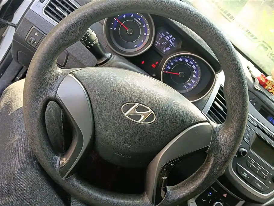 Hyundai Elantra Langdong 2016 — фото 15