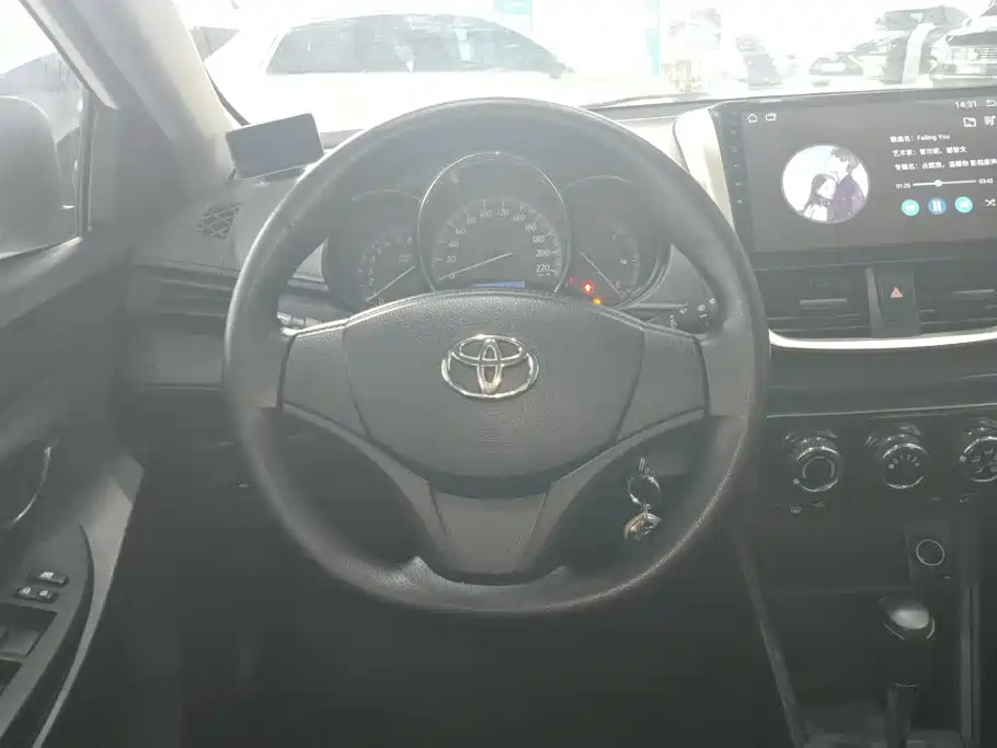 Toyota Yaris L 2016 — фото 15
