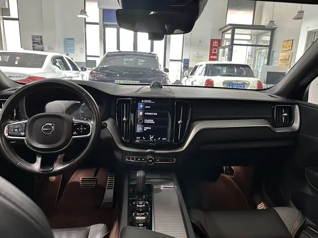Volvo XC60 Plug-In Hybrid 2021 — фото 10