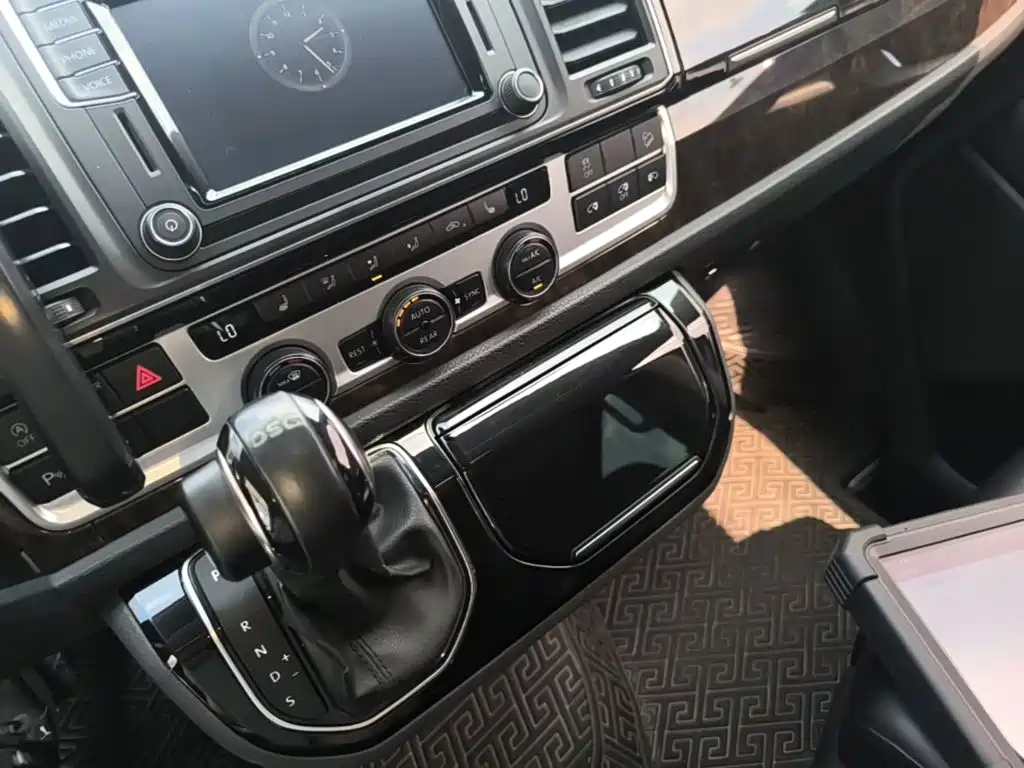 Volkswagen Multivan 2018 — фото 14