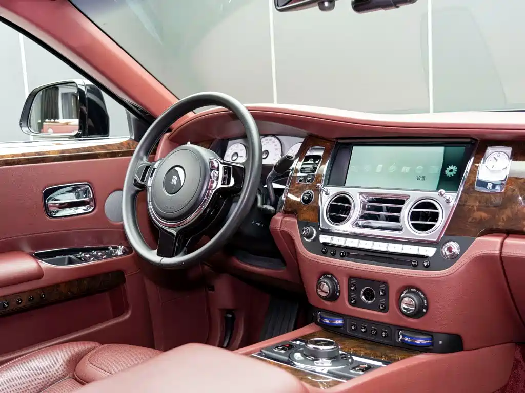 Rolls-Royce Ghost 2017 — фото 14
