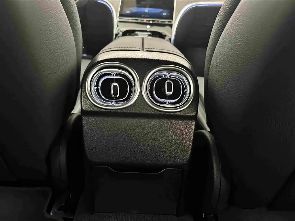 Mercedes-Benz C-Class 2024 — фото 23