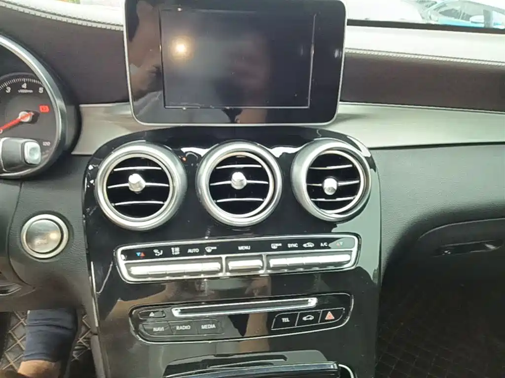 Mercedes-Benz GLC 2018 — фото 13