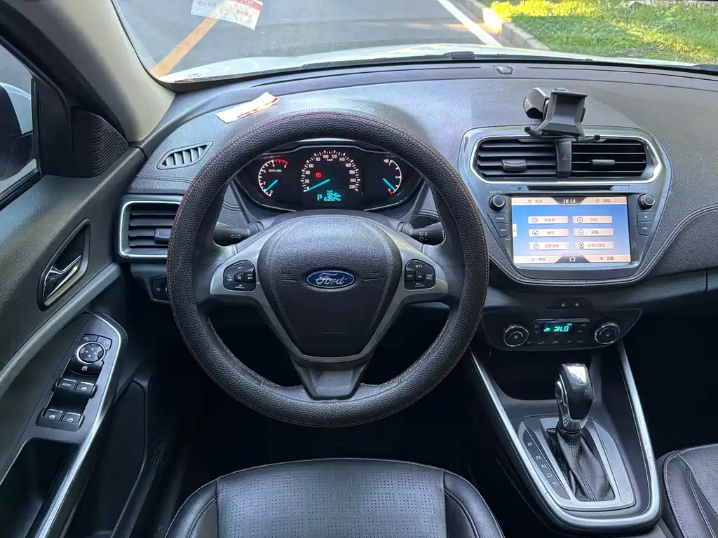 Ford Escort 2015 — фото 10