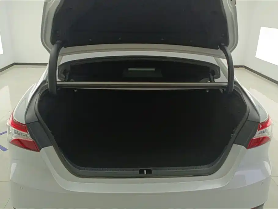 Toyota Camry 2023 — фото 4