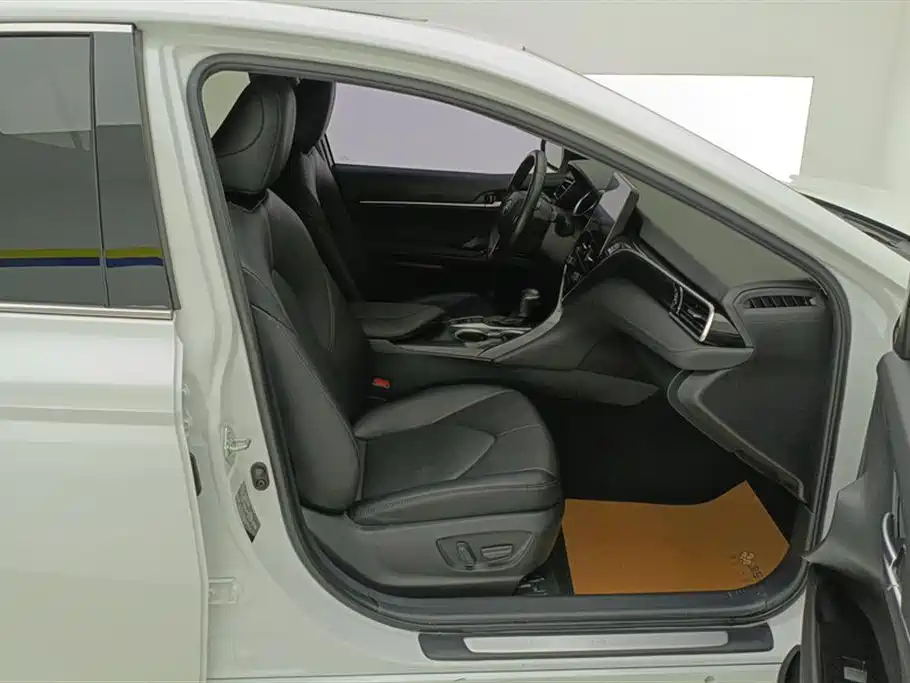 Toyota Camry 2023 — фото 8