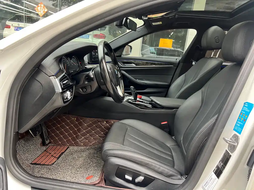 BMW 5 Series 2018 — фото 11