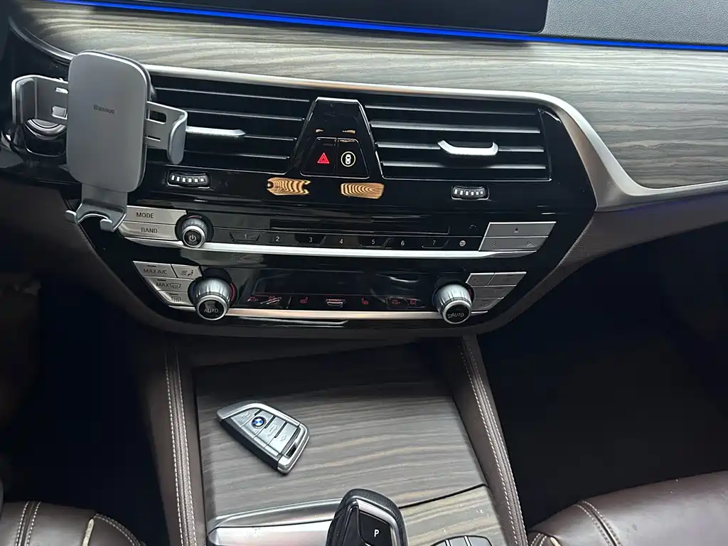 BMW 5 Series New Energy 2019 — фото 17