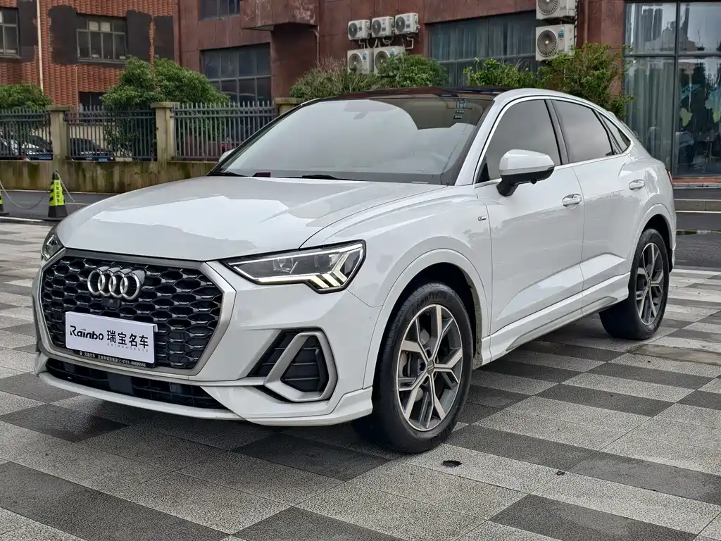 Audi Q3 2021 — фото 1