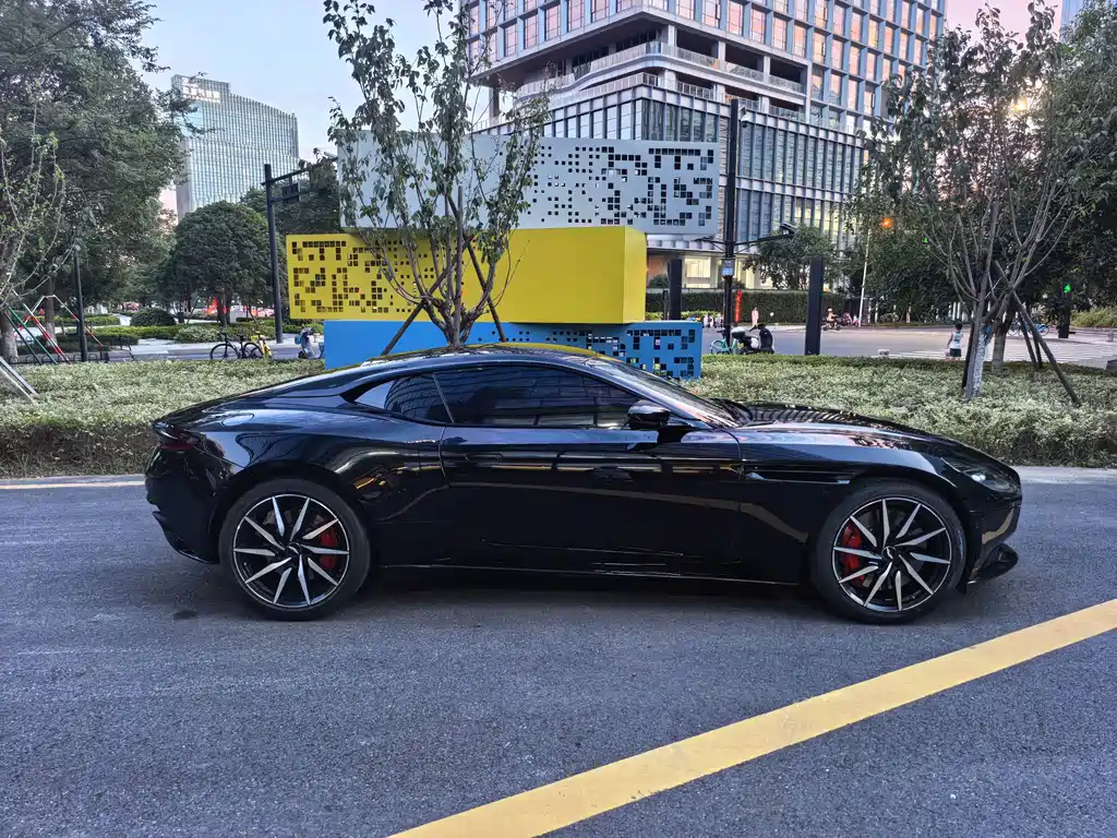 Aston Martin DB11 2020 — фото 18