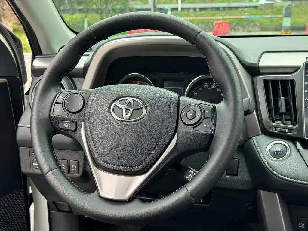 Toyota RAV4 2017 — фото 9