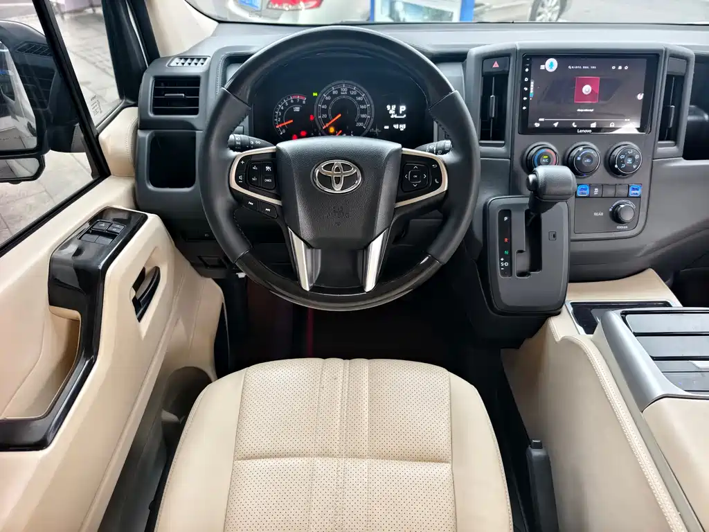 Toyota Hiace 2023 — фото 4