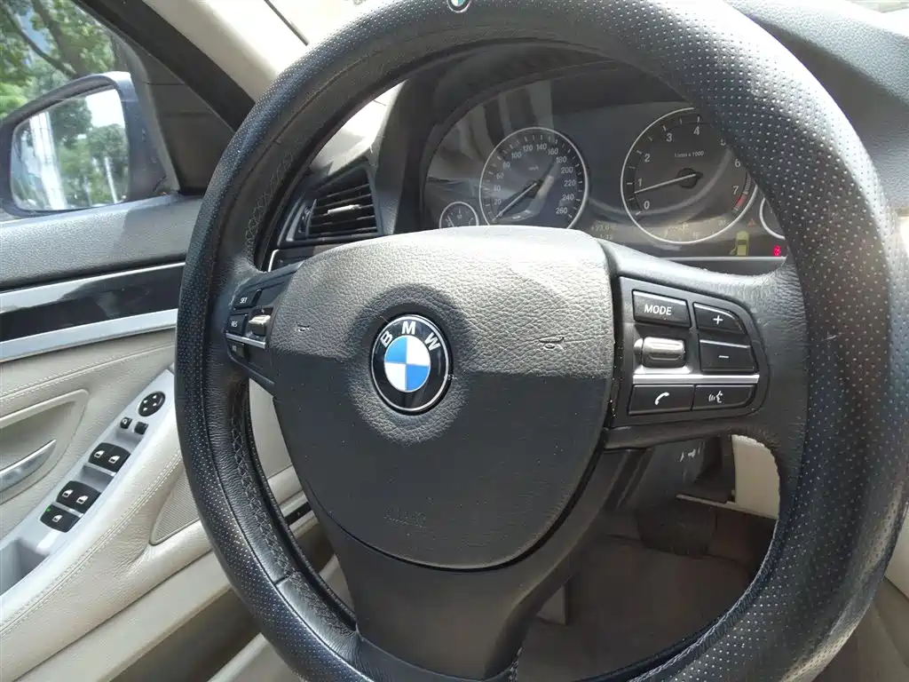 BMW 5 Series 2011 — фото 25