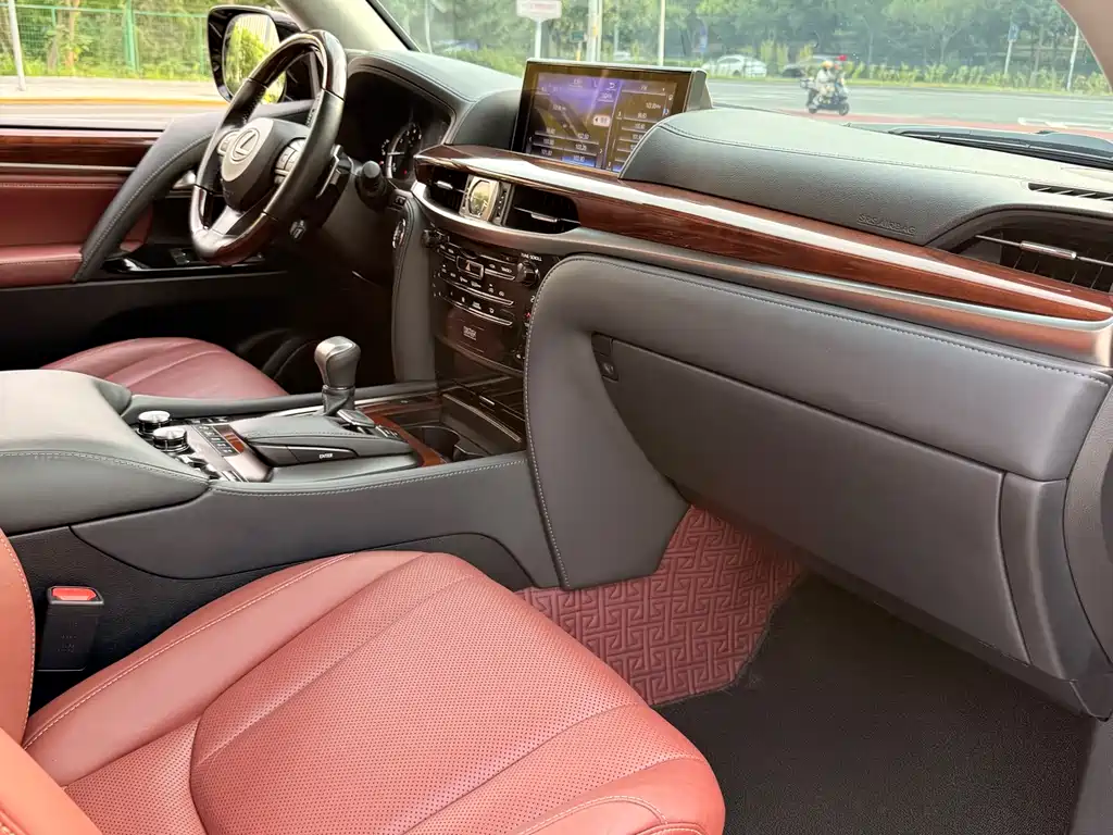 Lexus LX 2018 — фото 16