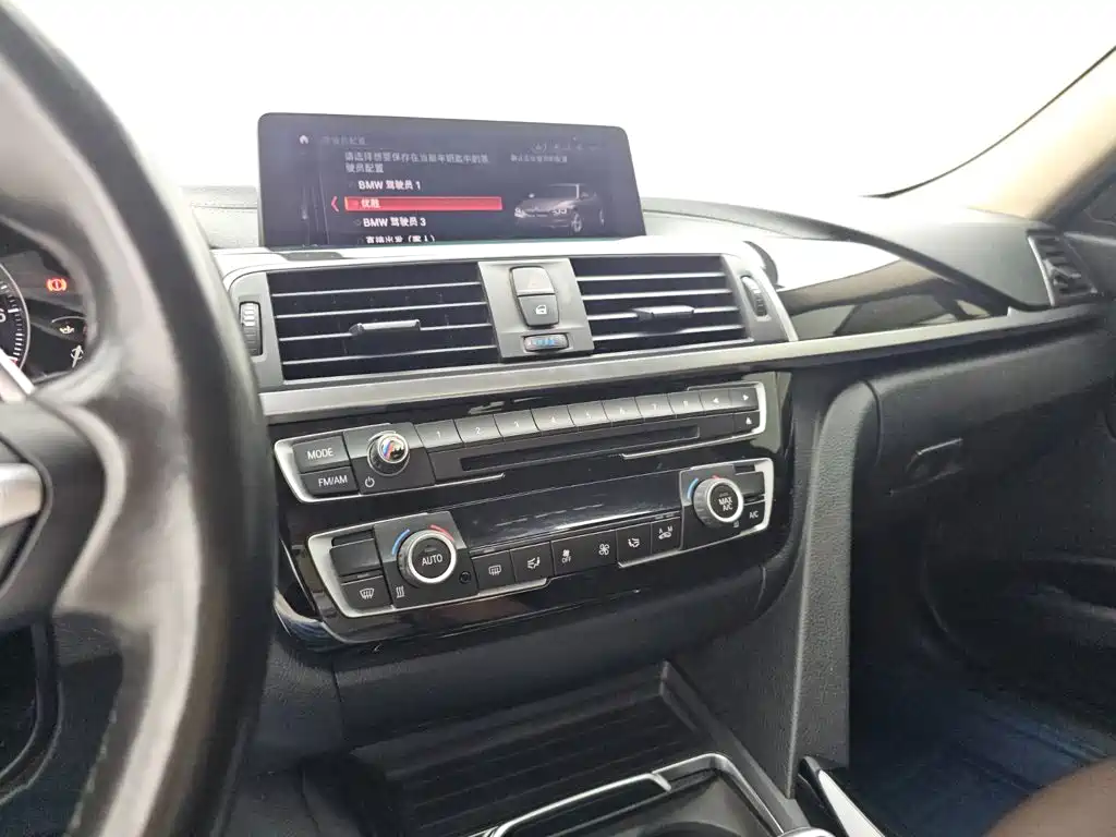 BMW 3 Series 2019 — фото 10