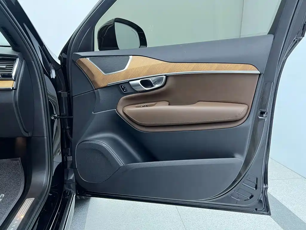 Volvo XC90 2024 — фото 18