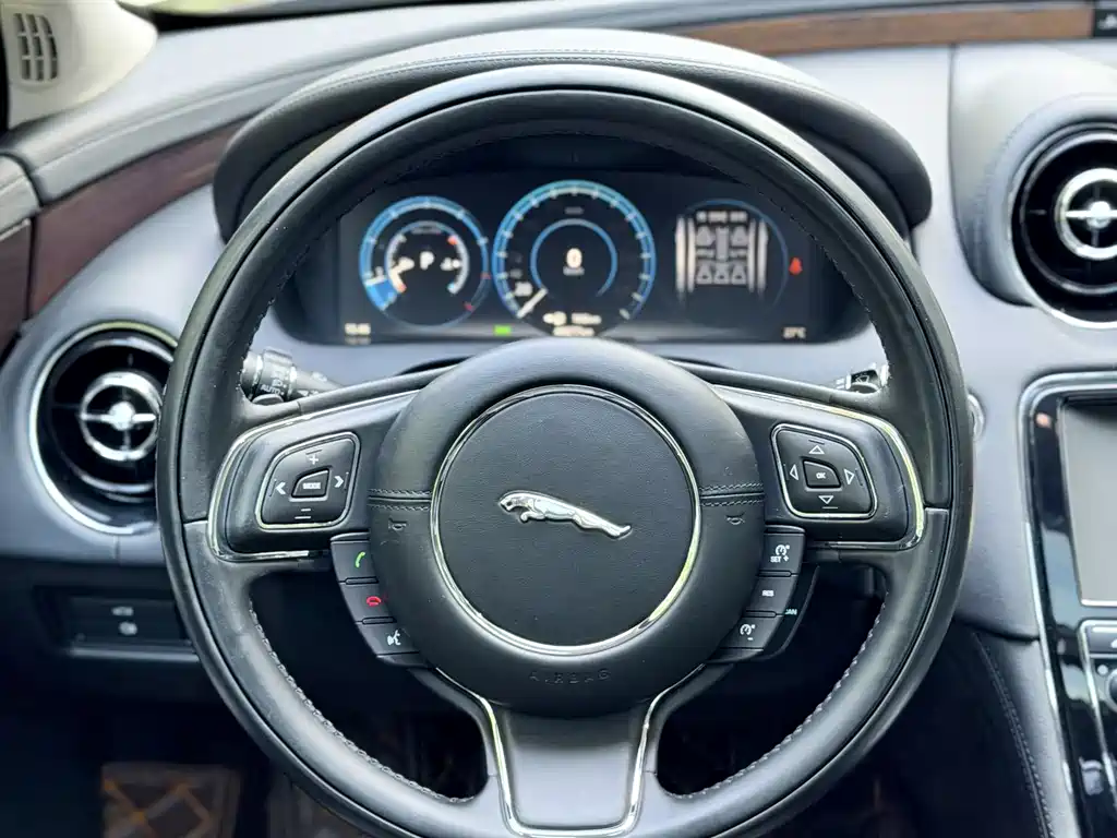 Jaguar XJ 2017 — фото 20