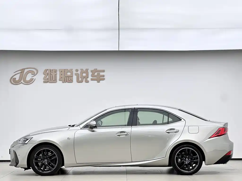 Lexus IS 2018 — фото 15