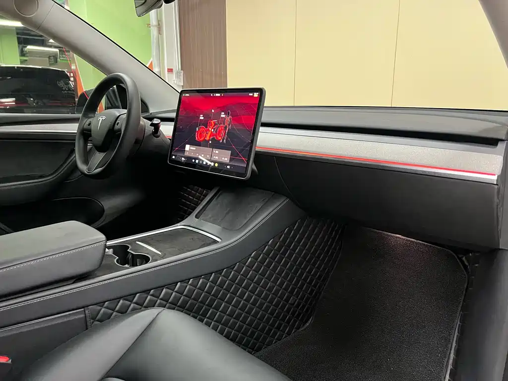 Tesla Model Y 2025 — фото 10