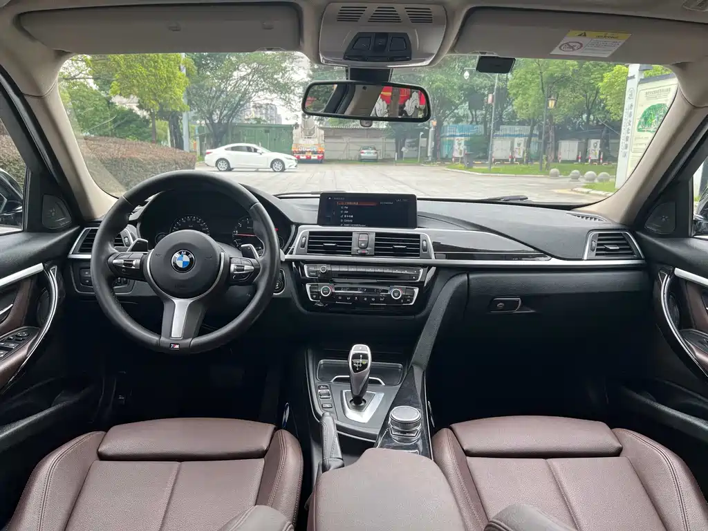 BMW 3 Series 2018 — фото 20