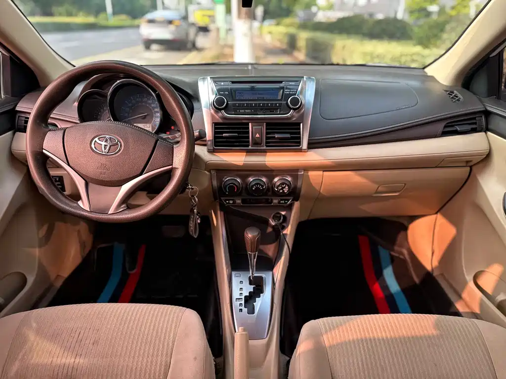 Toyota Yaris L 2014 — фото 12